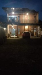 full konsep batu bata ekspos