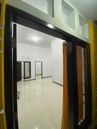 DI RUMAH SEWAKAN DI JL BUNGA BUNGA SOEKARNO HATTA
