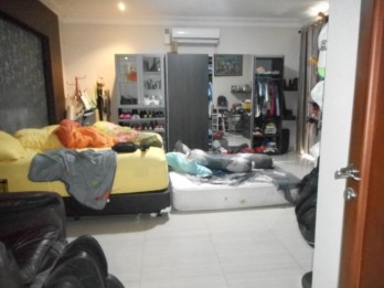 Rumah Mewah 3 Lantai di Permata Jingga Suhat