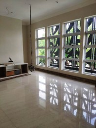 Rumah Full Furnished di Graha Family Surabaya