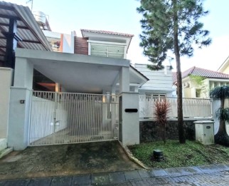 Rumah 2 Lantai Dilengkapi Private Swimming Pool