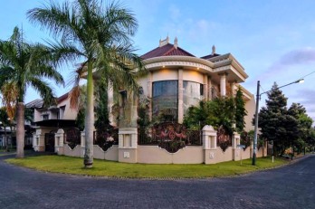 Rumah mewah 2 lantai posisi hook di Araya Malang