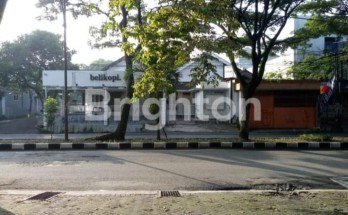 rumah dan cafe di pinggir jalan daerah sawojajar 