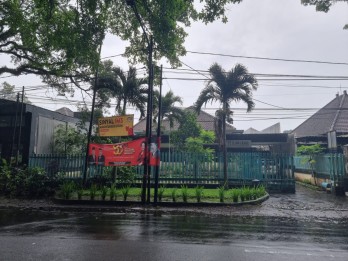 rumah kuno strategis . cocok untuk bisnis cafe,