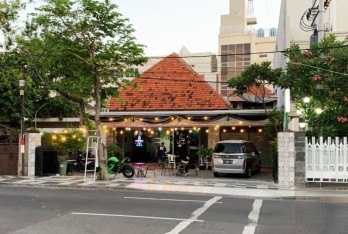 rumah strategis di ambengan surabaya. pusat kota surabaya. Cocok untuk usah
