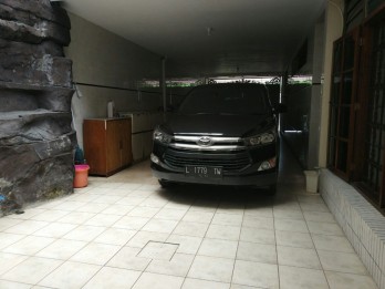 rumah strategis di ambengan surabaya. pusat kota surabaya. Cocok untuk usah