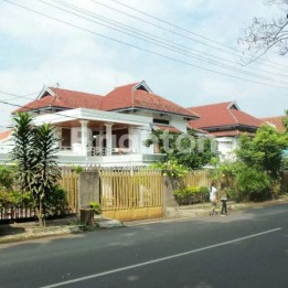 tanah plus bangunan rumah belanda strategis di