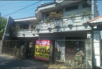 DIJUAL RUMAH 2Lt DI TEPI JALAN MONGOSIDI PASURUAN KOTA, JATIM