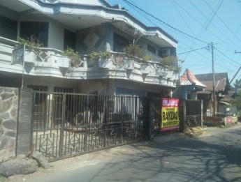 DIJUAL RUMAH 2Lt DI TEPI JALAN MONGOSIDI PASURUAN KOTA, JATIM