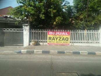DIJUAL RUMAH DI TEPI JALAN ERLANGGA ( DEKAT IDAKU ) PASURUAN KOTA, JATIM