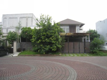 Rumah dengan Konsep Villa di Graha Famili,