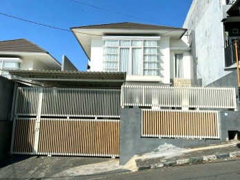 Rumah 2 Lantai Desain Modern di Dieng, Malang