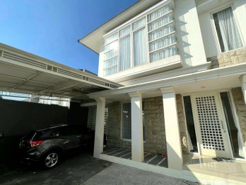 Rumah 2 Lantai Desain Modern di Dieng, Malang