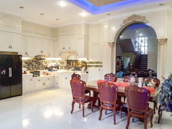 Dijual Rumah Hook Model Klasik Komplek Mutiara