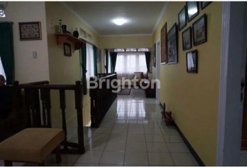 RUMAH VILLA DI BATU DENGAN HALAMAN LUAS