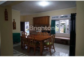RUMAH VILLA DI BATU DENGAN HALAMAN LUAS