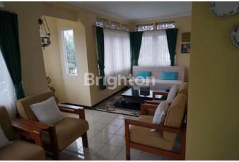 RUMAH VILLA DI BATU DENGAN HALAMAN LUAS