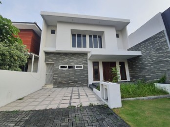 Rumah Modern Kontemporer Dian Istana Surabaya.