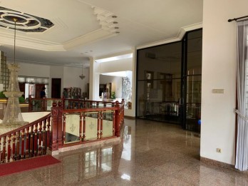 Rumah Mewah 2,5 Lantai Strategis Jl Cempaka Pusat Kota Surabaya