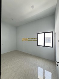 JUAL MURAH!! Rumah 2,5 Tingkat di Komplek Green