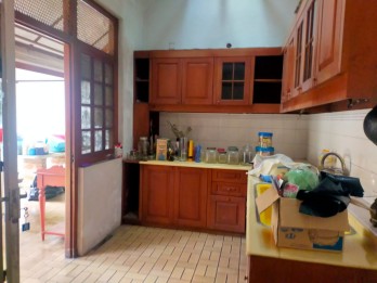 RUMAH KLASIK KOLONIAL di DAERAH GUNUNG-GUNUNG