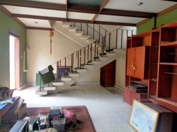 RUMAH KLASIK KOLONIAL di DAERAH GUNUNG-GUNUNG