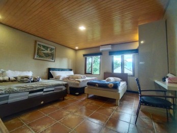 VILLA FULL FURNISHED KOLAM RENANG CIGOMBONG