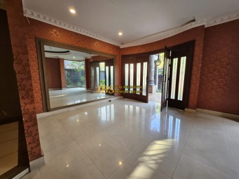 DIJUAL CEPAT BU!! Rumah Mewah Komplek Griya