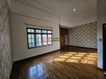 JUAL CEPAT BU!! Rumah Mewah Komplek Griya Riatur