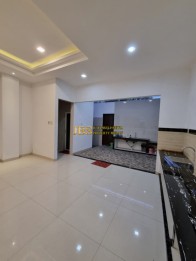 Jual Villa 3 Tingkat di Komplek Griya Riatur