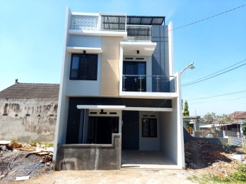 RUMAH CANTIK 2 LANTAI DI KARANGPLOSO DEKAT MALL DINOYO