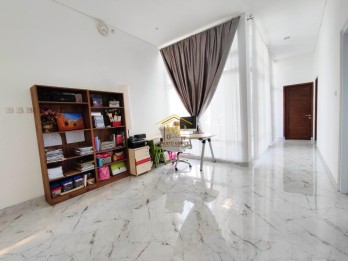 DIJUAL RUMAH CANTIK SEMI FURNISH DI MAGUWOHARJO, DEKAT UNRIYO