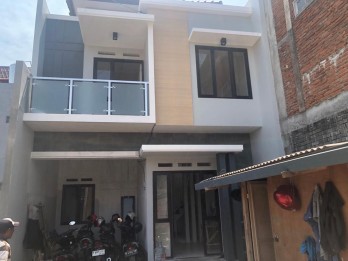 DIJUAL RUMAH SIAP HUNI DEKAT PUSAT PERBELANJAAN