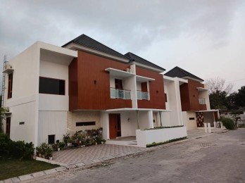 DIJUAL RUMAH STRATEGIS 2 LANTAI DI NGEMPLAK DEKAT JALAN RAYA