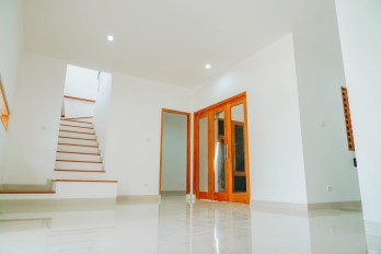 DIJUAL RUMAH STRATEGIS 2 LANTAI DI NGEMPLAK DEKAT JALAN RAYA