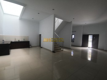 Dijual Villa Siap Huni di Komplek Cemara Asri Jalan Freesia - Medan