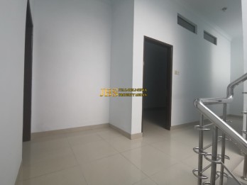 Dijual Villa Siap Huni di Komplek Cemara Asri Jalan Freesia - Medan