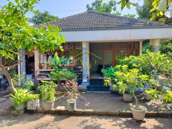 RUMAH SECOND, TANAH LUAS 714M2 DEKAT JALAN UTAMA