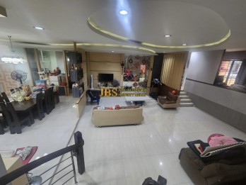 Dijual Villa 3 Tingkat di Komplek Mutiara