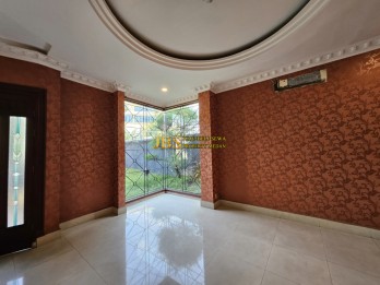 DIJUAL CEPAT BU!! Rumah Mewah di Komplek Griya Riatur Indah Jalan Krisan