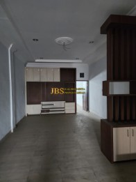 DIJUAL MURAH!! Ruko 3,5 Tingkat di Jalan Veteran