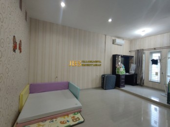 Dijual Villa 2,5 Tingkat Siap Huni di Komplek