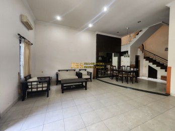 Dijual Villa 2,5 Tingkat di Komplek Cemara Asri