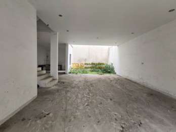 Dijual Villa 2,5 Tingkat di Komplek Cemara Kuta -