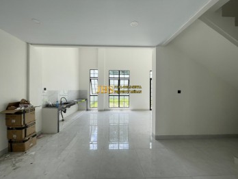 Dijual Villa 3,5 Tingkat Siap Huni di Komplek
