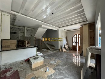 Dijual Villa Full Furnished di Komplek Givency One Type Prada