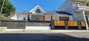 HOME STAY DI JAKAL KONSEP MODERN CLASIC DEKAT