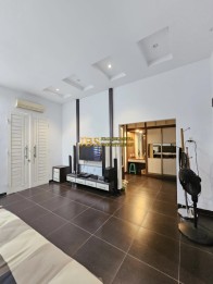 Jual Villa 2,5 Tingkat Fully Furnished di Komplek