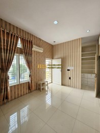 Jual Villa 2,5 Tingkat di Komplek Denai Avenue -