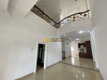 Dijual Rumah 2,5 Tingkat Komplek Cemara Hijau